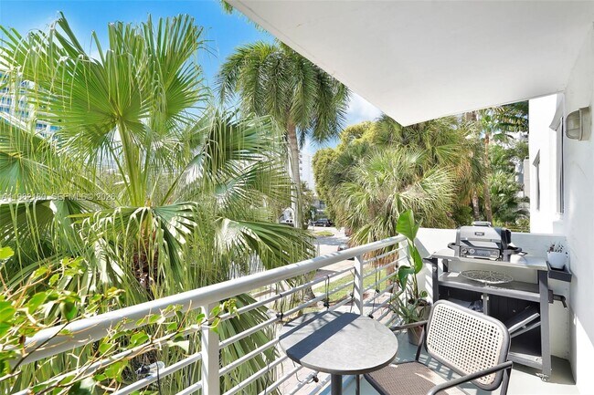 Building Photo - 1605 Bay Rd