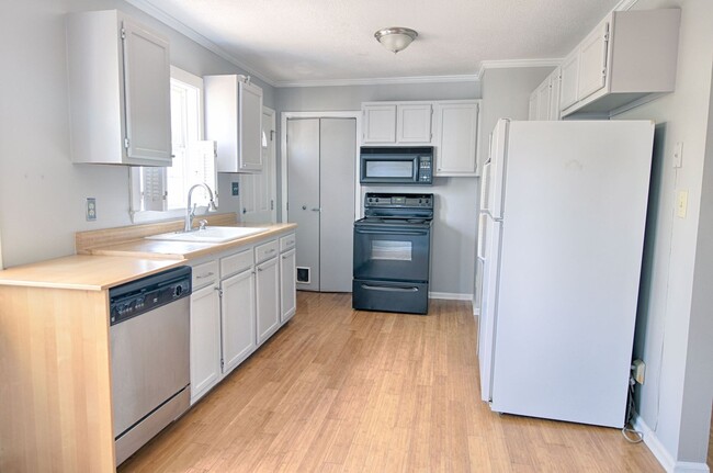 Building Photo - Walkable Carrboro Living — 3BR Home with L...