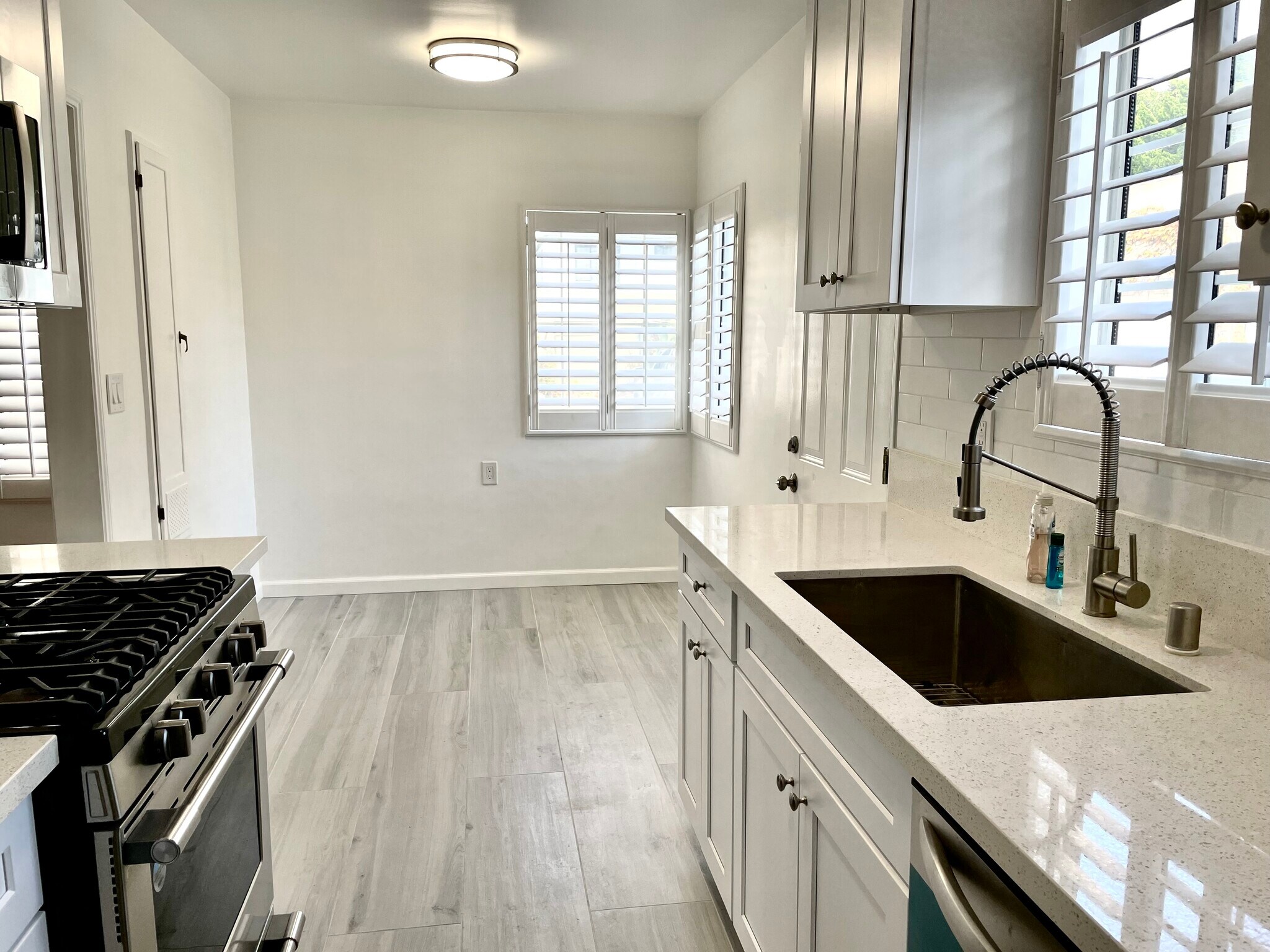 Kitchen nook - 3412 Pearl St