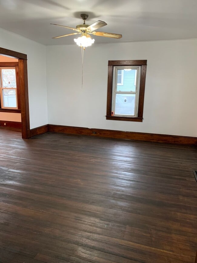 Building Photo - 3 Bedroom Single-Family Home