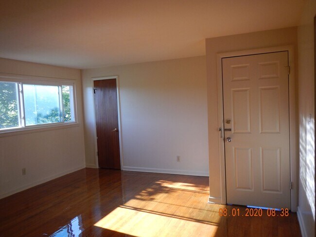 Building Photo - 3 Bed |1 Bath Beautiful Flat with Garage A...
