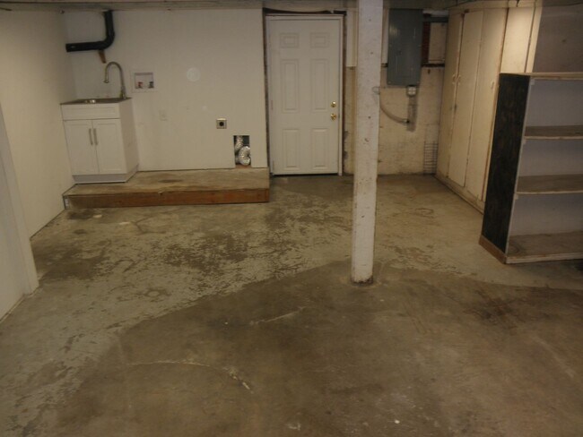 Building Photo - Charming home with basement