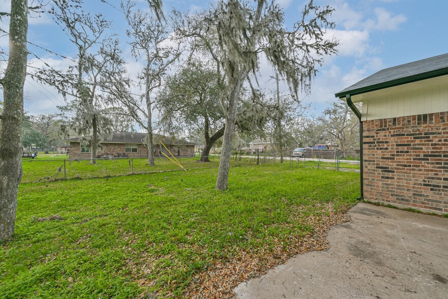 Building Photo - 202 Lakewood Dr