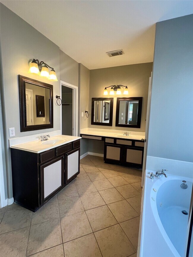 Building Photo - 411 White Oak Pointe Dr