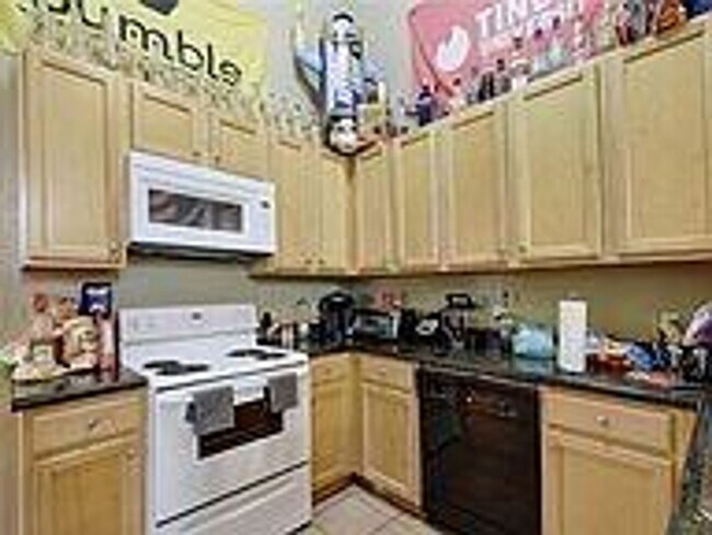 Building Photo - West Campus Condo Under $1000/Bedroom Walking To Campus