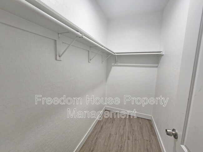 Building Photo - 1121 Sixshooter Ave