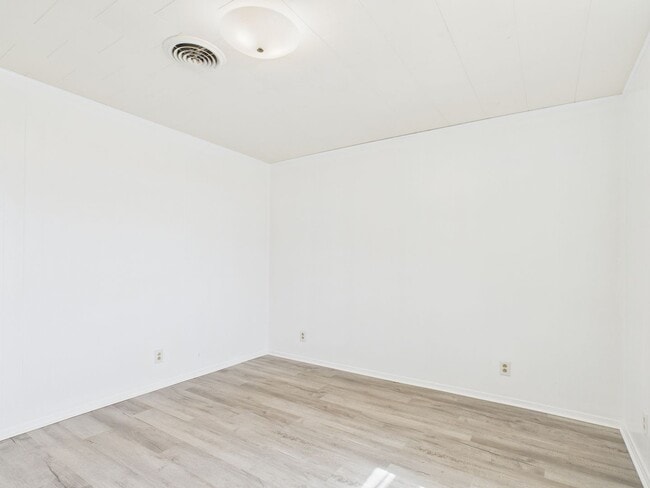 Building Photo - 100 NW Hills Dr