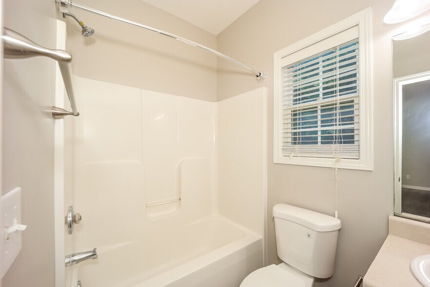 Building Photo - 323 Oakhaven Way