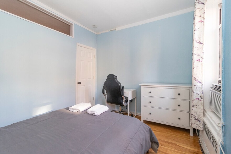 Building Photo - 341 E 79th St
