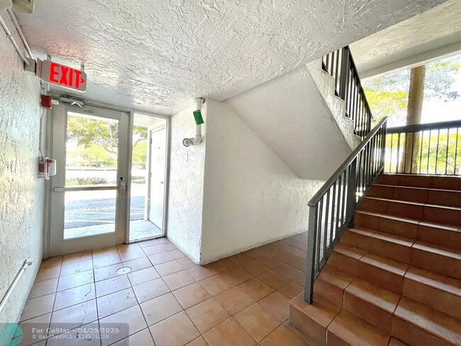 Building Photo - 711 N Pine Island Rd