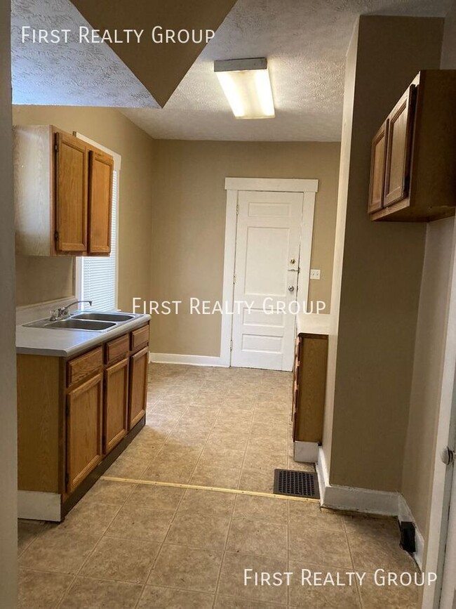 Building Photo - 3 Bedroom, 1 Bathroom Home For Rent. Move ...