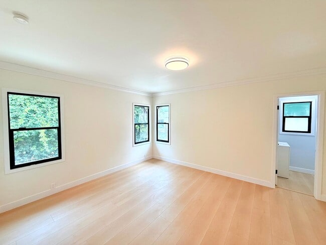 Building Photo - 6130 Whitsett Ave