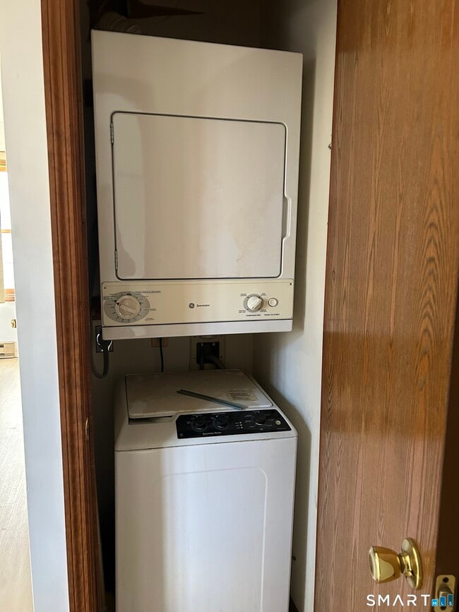 Building Photo - 43 Valley Dr