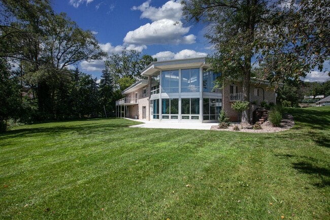 Building Photo - Luxury Riverfront Home
