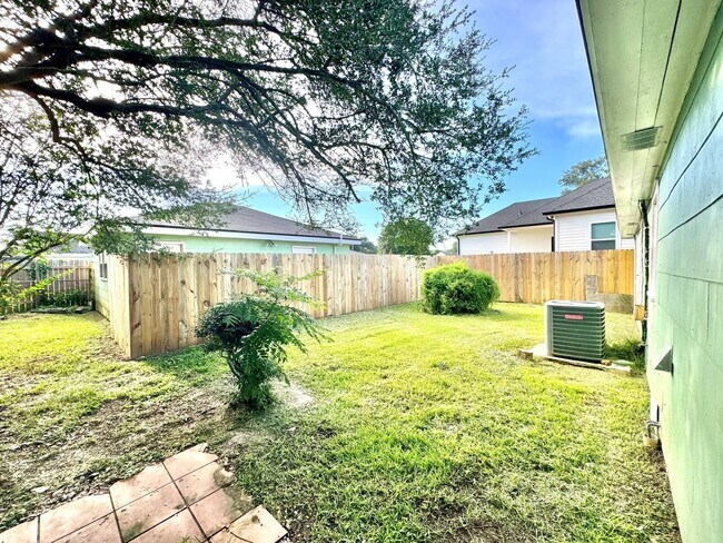 Building Photo - 638 Huntlee Dr