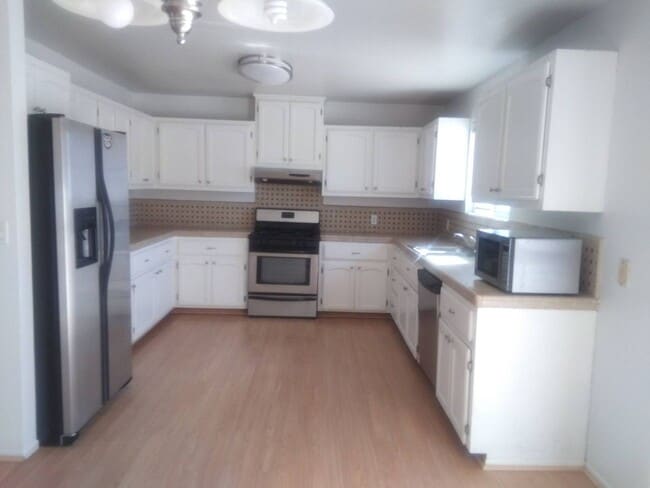 Building Photo - Three Bedroom 2 Bath Available in 29 Palms
