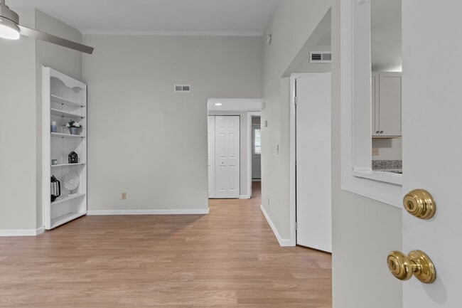 Building Photo - 1636 Mill Oak Dr