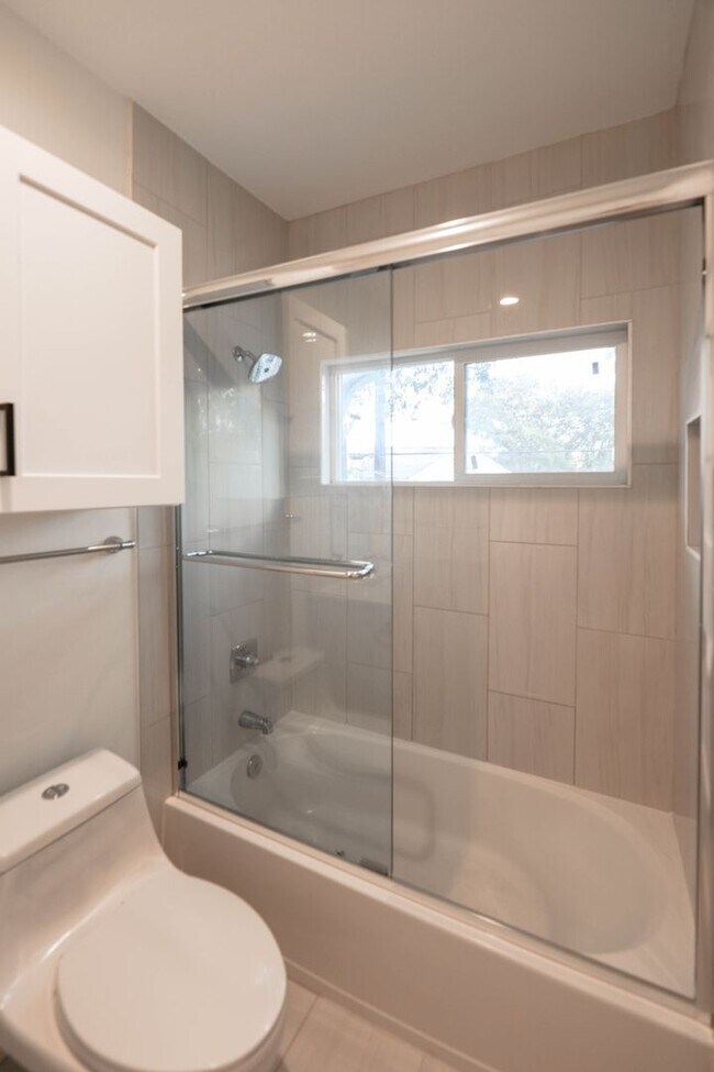 Building Photo - 8 Bedrooms 8 Baths Pre-leasing Now for 2027/2028!!!!