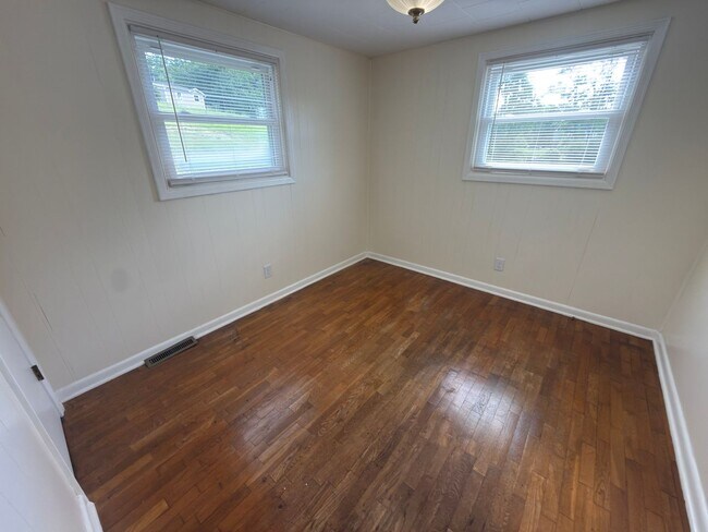 Building Photo - Christiansburg, 3 BR / 1 BA, Available for rent