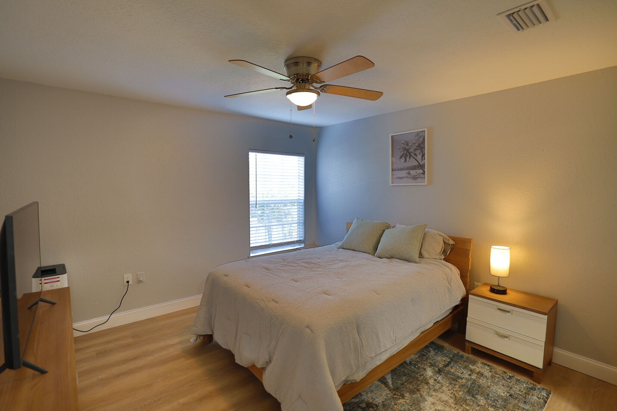 Queen bed - 8933 Manor Loop