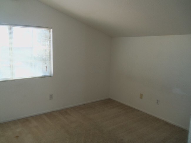Building Photo - 3454 Middle View