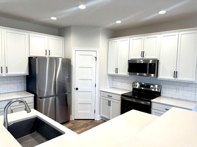 Building Photo - Spacious Ranch Home  5 Bedrooms  3 Bathrooms  3,163 Finished Sq Ft