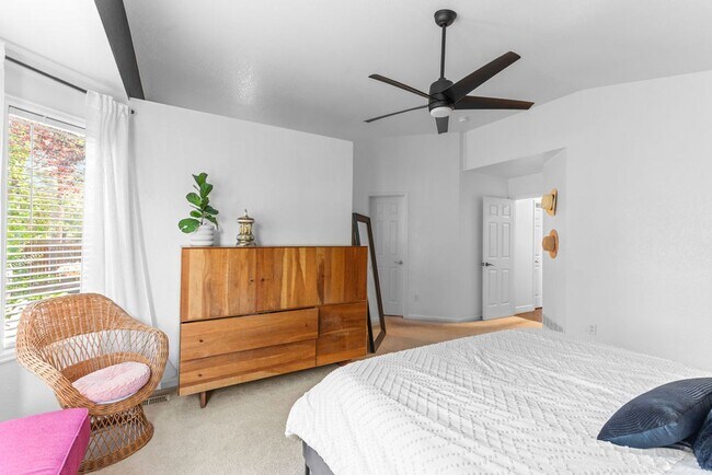 Building Photo - 5 Bedroom Available in Timber Creek