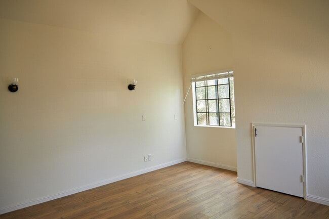 Building Photo - 364 Orizaba Ave