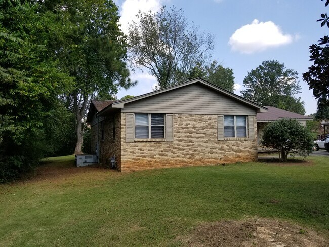 Building Photo - 307 Curtis Dr SE
