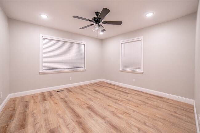 Building Photo - 1647 Carolyn Dr