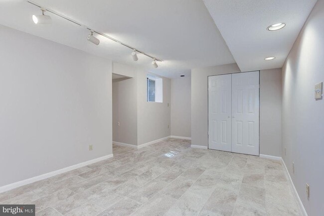 Building Photo - 1605 Oak Spring Way
