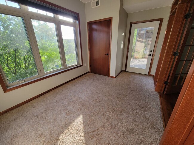 Building Photo - Spacious 2 Br/2Ba Condo w/1500 sq ft in Heart of St Louis Park! 2 Heated parking spots included!