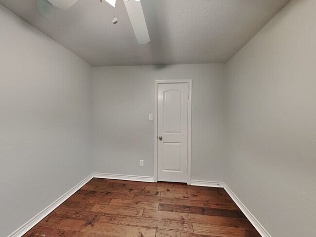 Building Photo - Spacious 4 Bed 2 Bath Home with Fireplace, Covered Patio & Fenced Yard in Denton, TX