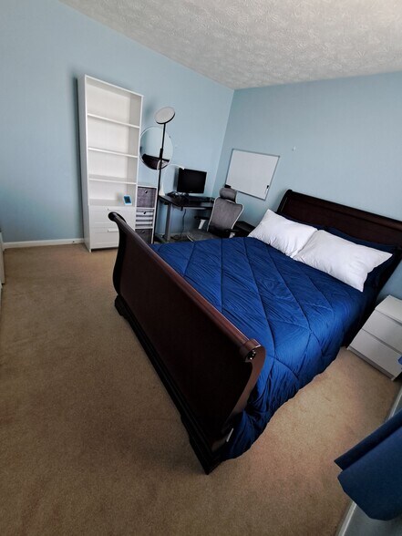 Building Photo - 2805 Schubert Dr