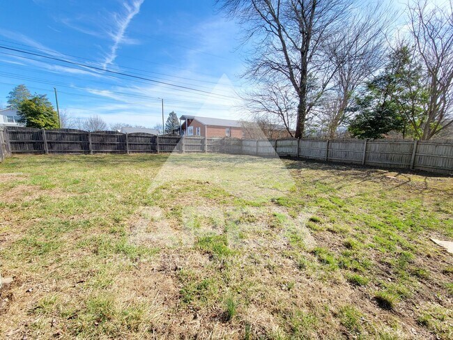 Building Photo - 3 Bd - 2 Ba Single Family Home in North Knoxville - Fountain City!