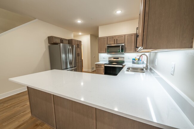 Building Photo - 3 Bed / 2.5 Bath Townhome w/Deck, Walkout ...