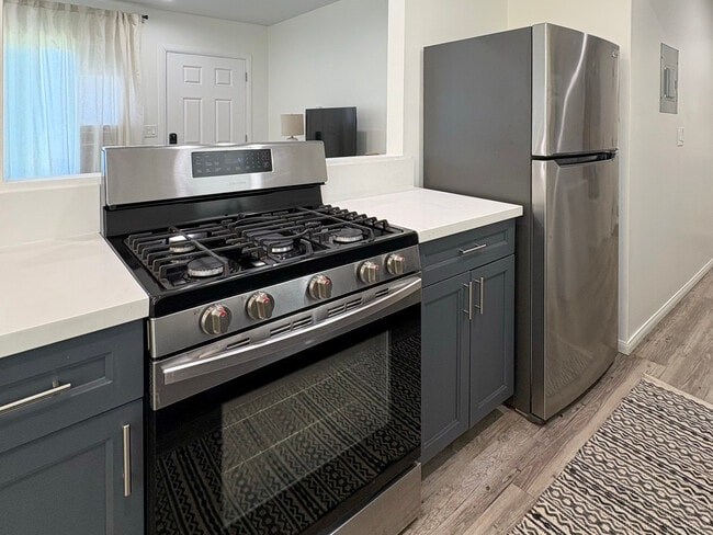 Building Photo - 813 W Beach Ave