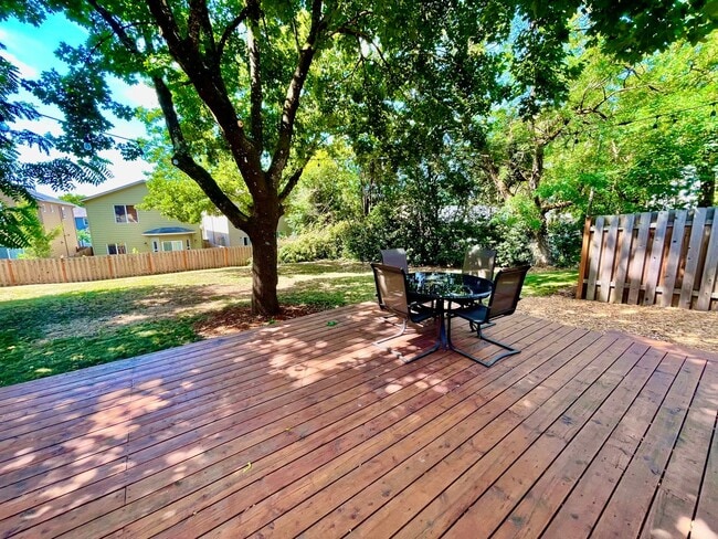 Building Photo - Spacious 3 Bedroom/2 Bath Home with generous fully fenced yard!