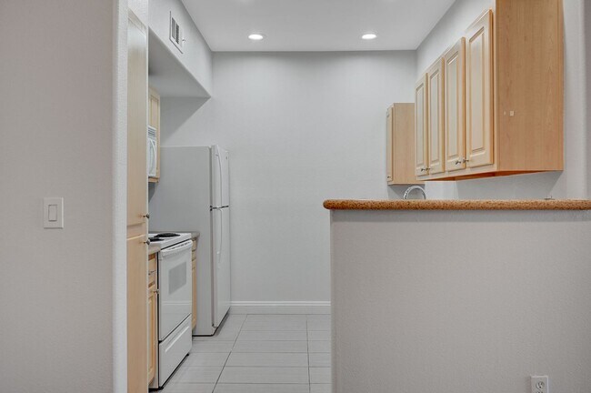 Building Photo - Stunning first floor condo with new wood floor!