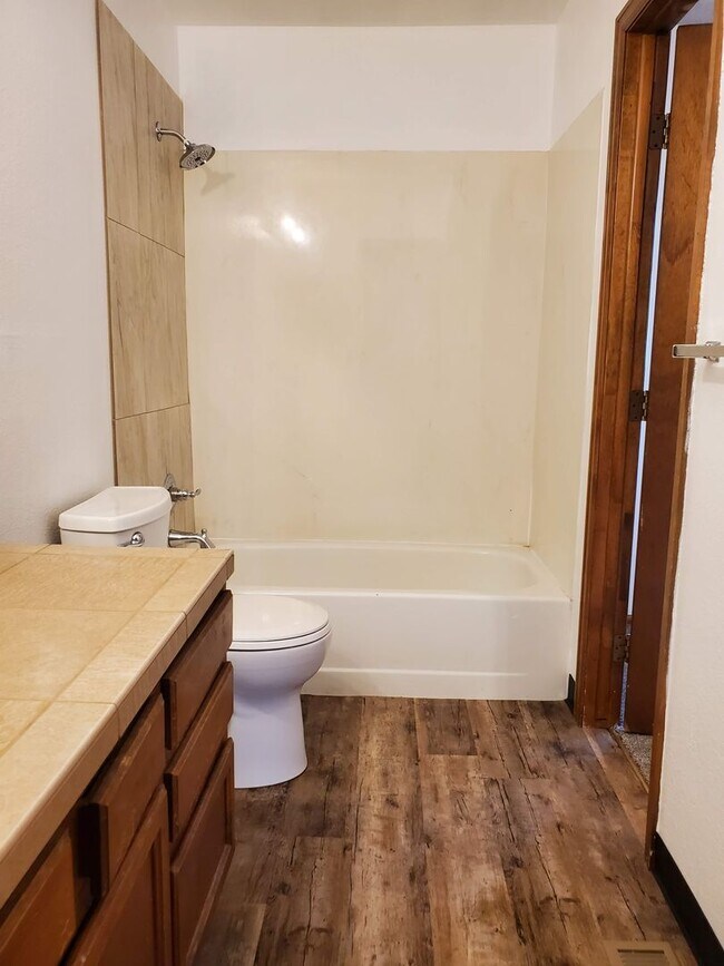 Building Photo - Townhome Style Living!