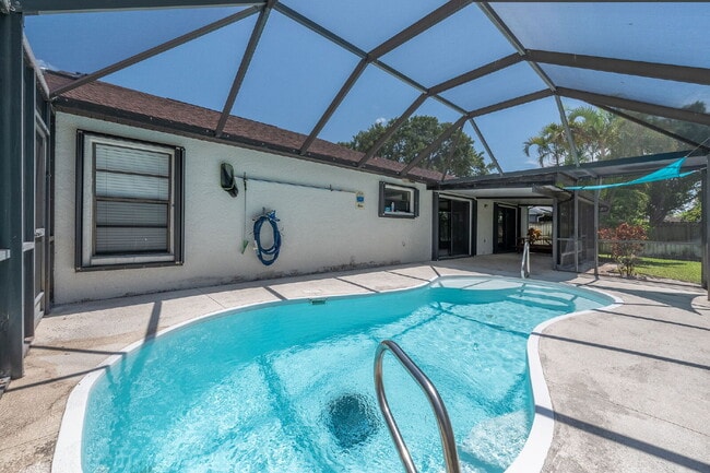 Building Photo - Beautifully updated Pool Home