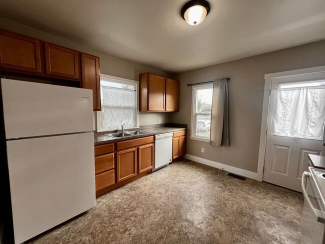 Building Photo - Charming 4-Bedroom Home with Office