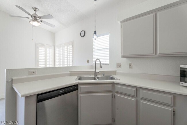 Building Photo - 7045 Sawtooth Dr