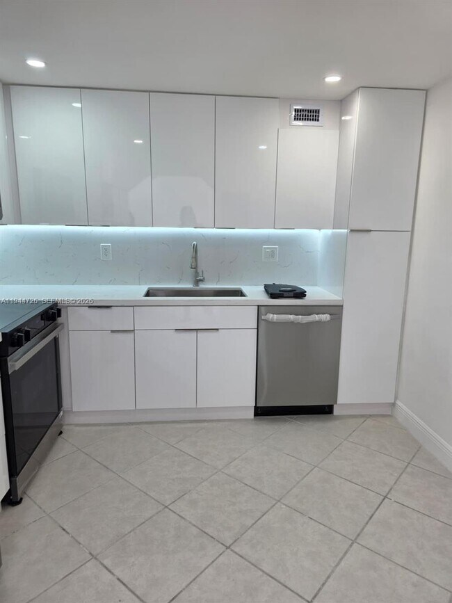 Building Photo - 18151 NE 31st Ct