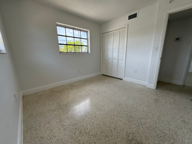 Building Photo - 935 SW 71st Ave