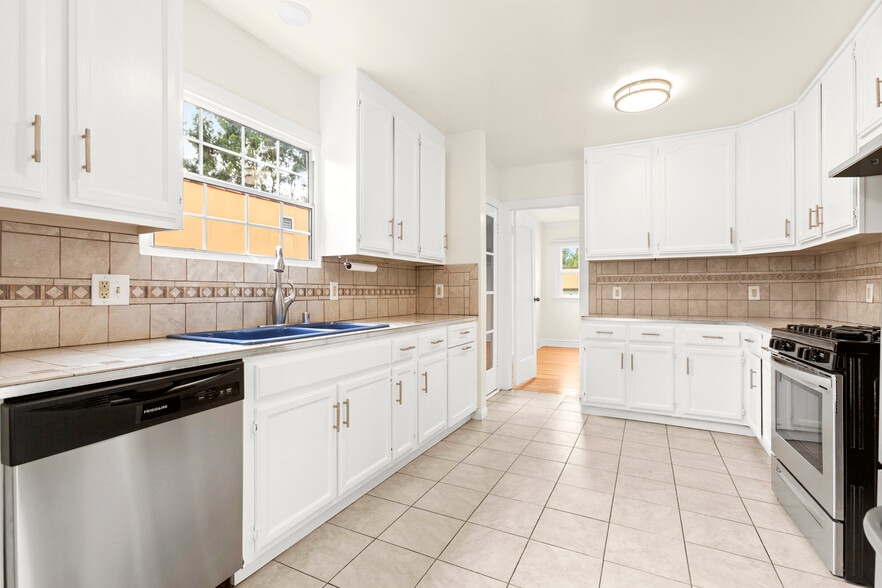 Building Photo - 827 N Laurel Ave