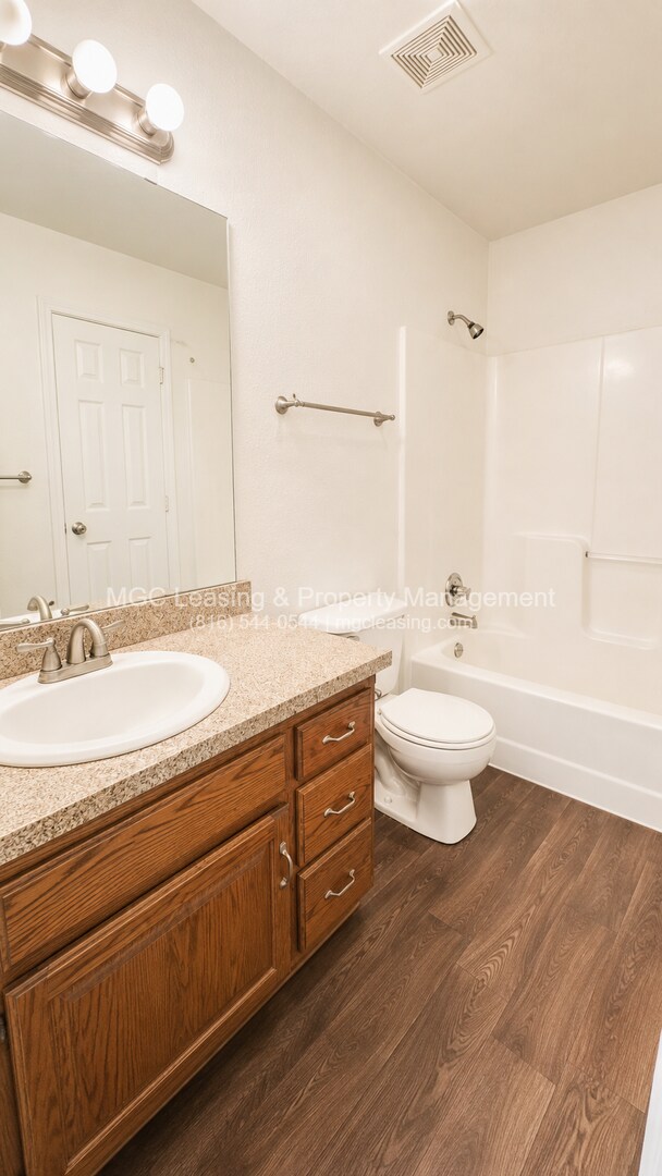 Building Photo - Creekwood Park Townhomes: 3 bedroom Duplex with unique floor plan for rent in the Northland