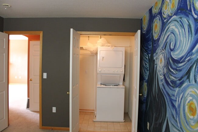 Building Photo - Spacious 2-Bedroom Condo Backing to Open Space
