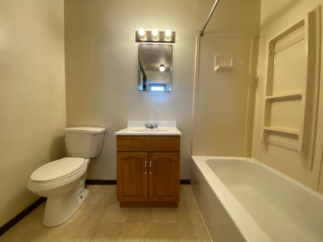 Building Photo - Super Studio Apartment close to Pitt! Great Deal! Call Today!