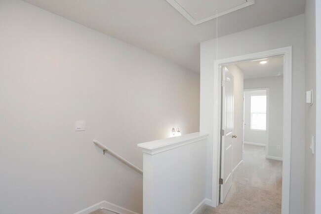 Building Photo - 250 Hazel Ln
